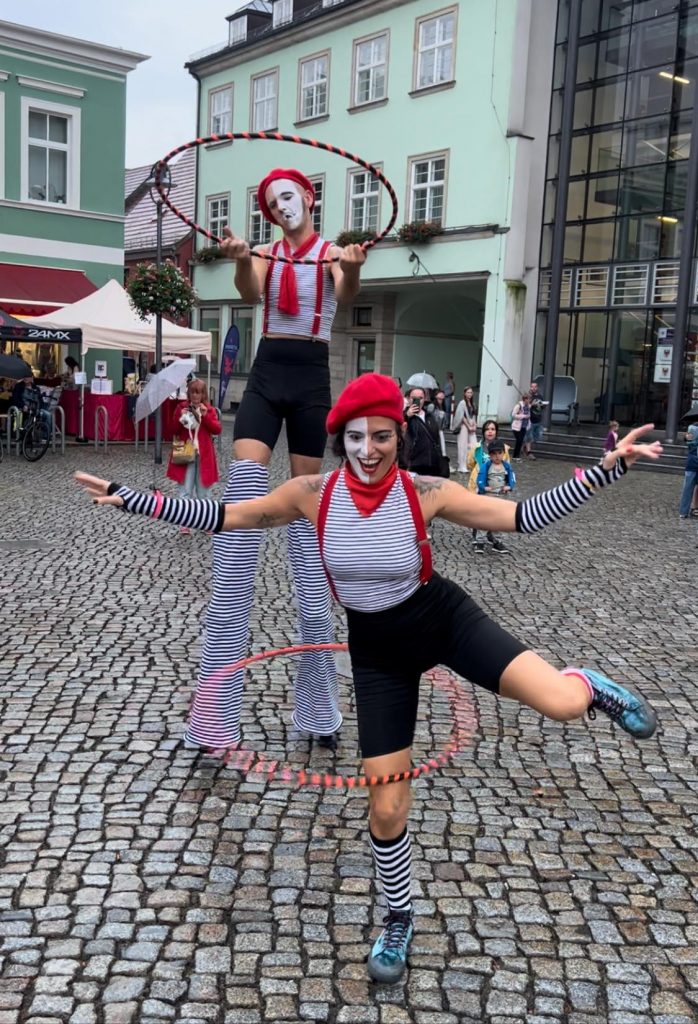 Kama 2 Walking act Walking Acts Berlin bei Stadtfest mit Publikum