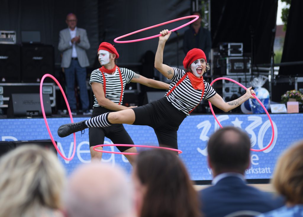 halbmime liederlautschen Halbmime Duo Show für Familienevents in Berlin mit visueller Komik