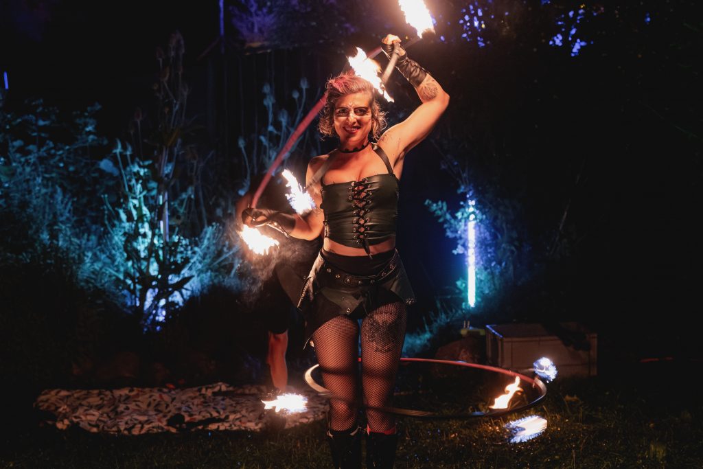 Feuershow Berlin mit Flammenbildern bei Outdoor-Event